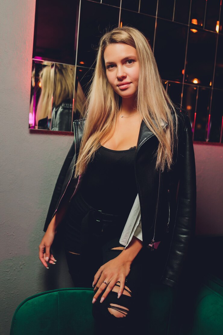 Foto mulheres jovens da moda posando em um lindo vestido no fundo da parede.