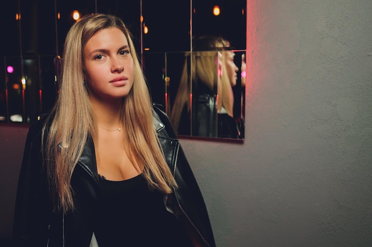 Foto mulheres jovens de moda posando em lindos vestidos no fundo da parede