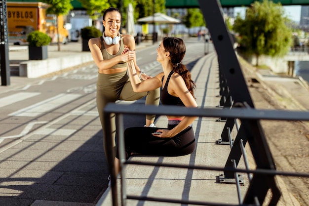 Mulheres jovens em roupas esportivas se exercitando em um passeio fluvial