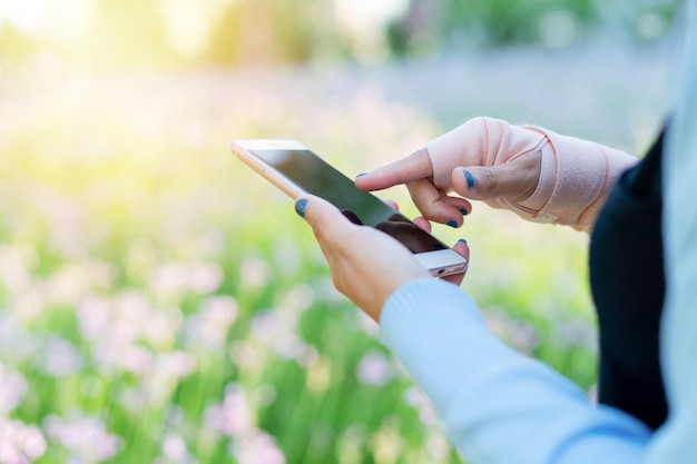 Mulheres jovens estudantes compras on-line no smartphone enquanto dor de mão de pulso