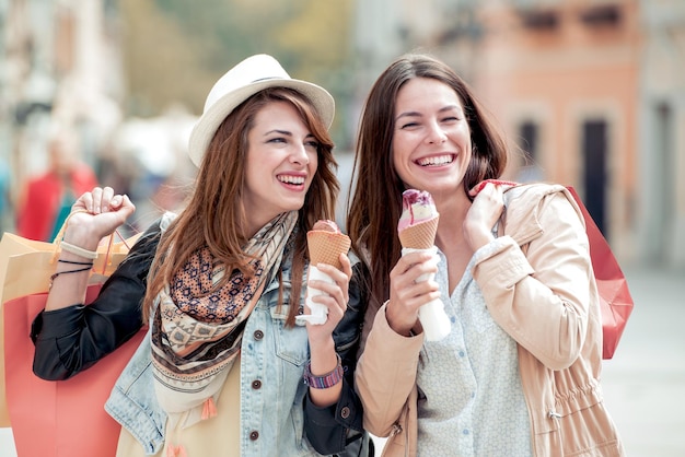 Mulheres jovens felizes com sorvete