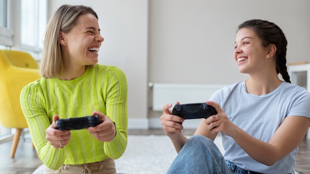 Foto mulheres jovens jogando videogame juntas