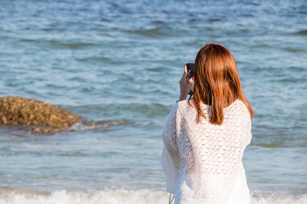 Mulheres jovens, levando, um, foto, por, smartphone