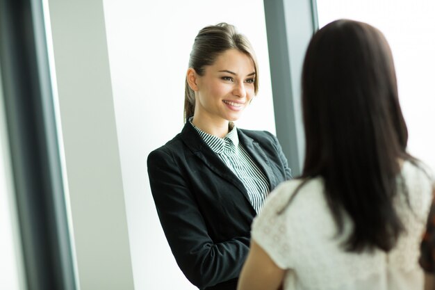 Mulheres jovens no escritório