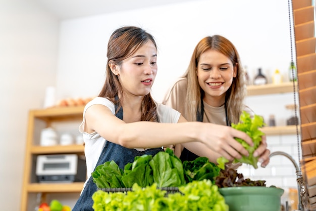 Mulheres jovens preparando comida saudável com salada de legumes mulher stsnding na despensa em uma bela cozinha interior A comida de dieta limpa de produtos e ingredientes locais Mercado fresco