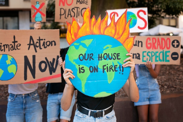 Foto mulheres jovens protestando contra a mudança climática