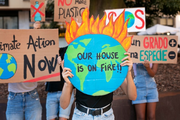 Mulheres jovens protestando contra a mudança climática