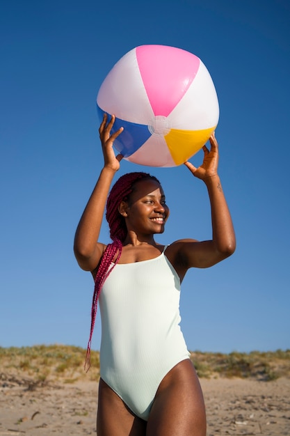 Foto mulheres jovens se divertindo na praia