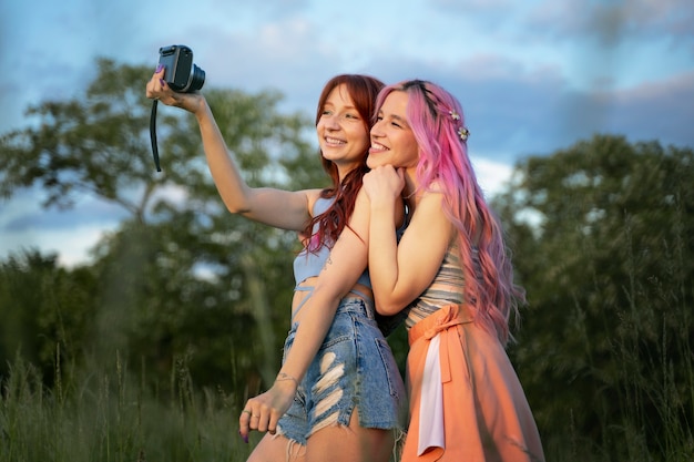 Foto mulheres jovens se divertindo no verão