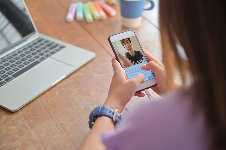 Foto mulheres jovens usam smartphone para fazer chamadas de vídeo com amigo