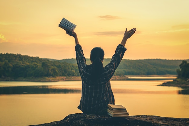 Foto mulheres leem livros no conceito de natureza tranquila leem livros