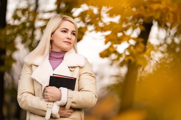 Mulheres lendo a Bíblia ao ar livre. Conceito de fé, espiritualidade e religião. Paz esperança