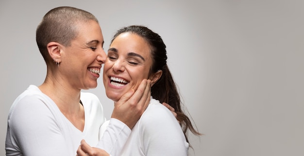 Foto mulheres lésbicas sorridentes de tiro médio