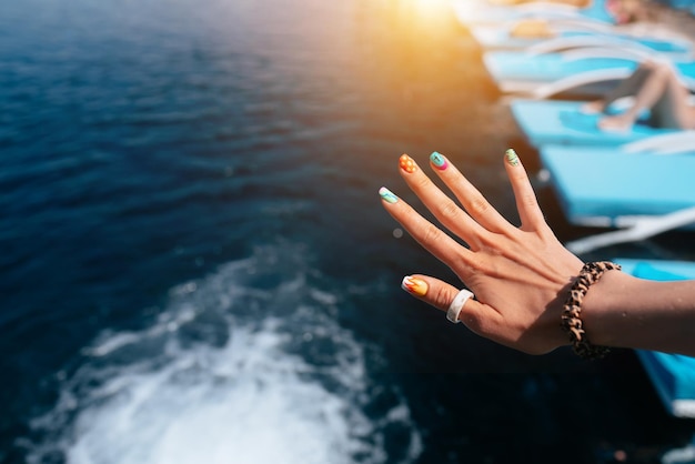 Mulheres linda manicure na piscina Fechar