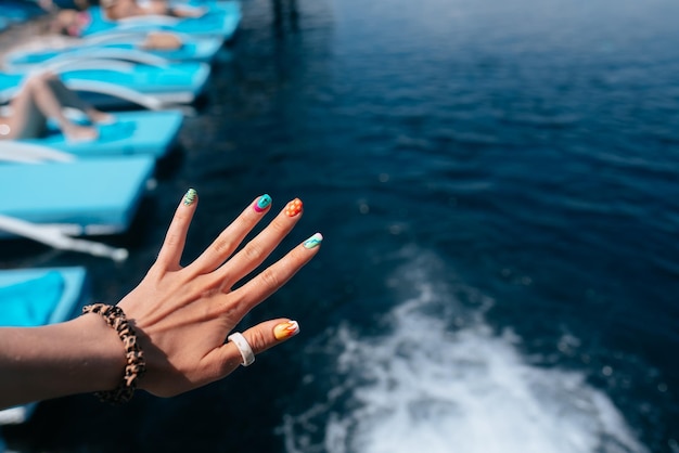 Mulheres linda manicure na piscina Fechar