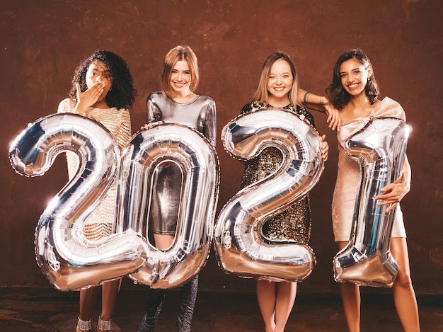 Mulheres lindas comemorando o ano novo.