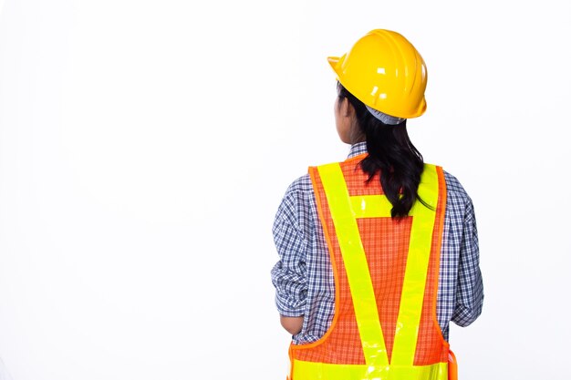 Mulheres lindas, engenheiras e arquitetas asiáticas, com capacete amarelo, amplo refletor de segurança com capa laranja para tablet na mão, iluminação de estúdio com fundo branco isolado, conceito que as mulheres podem fazer, espaço de cópia