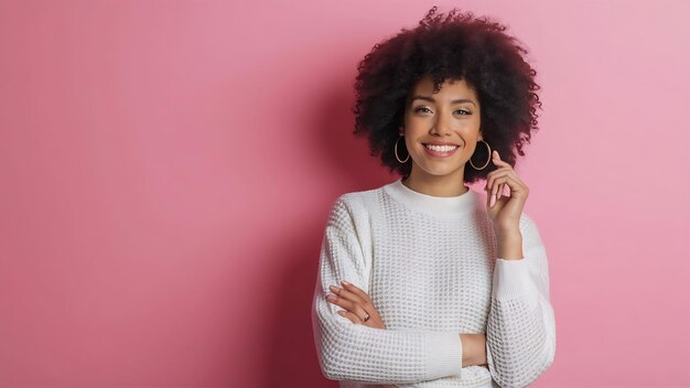 Mulheres lindas sorrindo lindo mulheres de pé em suéter branco elegante na parede rosa