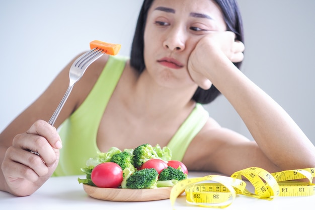 Mulheres magras estão cansadas de comer salada todos os dias