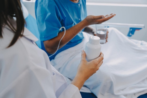 Foto mulheres médicas asiáticas seguram a mão do paciente e incentivam e fornecem aconselhamento médico enquanto verificam a saúde do paciente na cama conceito de cuidado e compaixão cuidados pré-natais ameaça de aborto