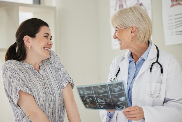 Mulheres médico e paciente com raio-X no escritório para resultados em consulta conselhos e diagnóstico Hospital profissional médico e discussão com sorriso ou feliz para boas notícias apoio e saúde