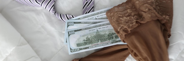 Mulheres meias homens gravata e notas de dólar em dinheiro