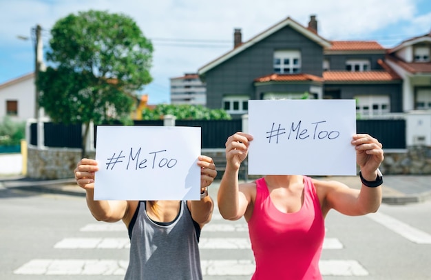 Mulheres mostrando pôster com hashtag metoo