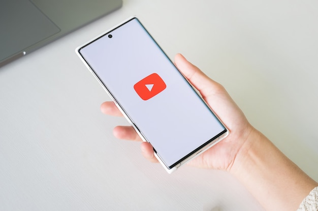 Mulheres mostrando uma captura de tela do youtube no smartphone, o youtube é o popular site de compartilhamento de vídeo online.