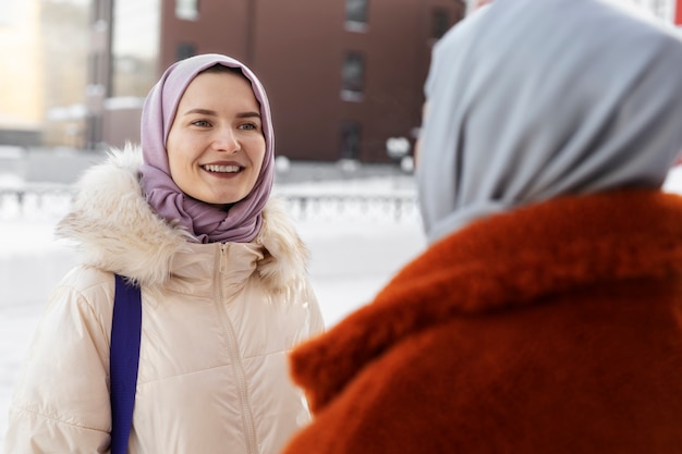 Mulheres muçulmanas com hijabs conversando e explorando a cidade enquanto estão de férias