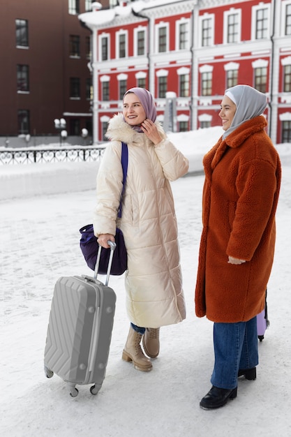 Mulheres muçulmanas com hijabs conversando e explorando a cidade enquanto estão de férias