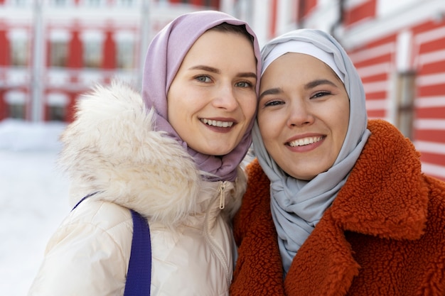 Foto mulheres muçulmanas com hijabs sorrindo e posando enquanto estão de férias