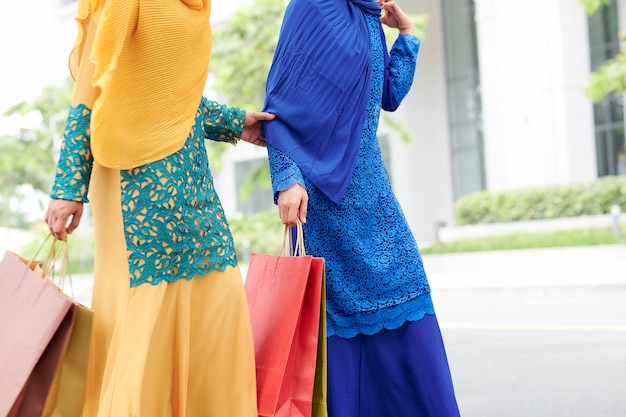 Mulheres muçulmanas com sacolas de compras