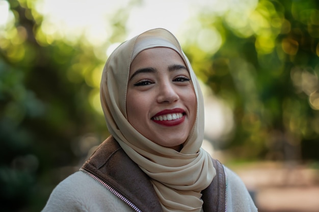 Mulheres muçulmanas na educação um estudante de hijab posando ao ar livre com livros e uma mochila desfrutando