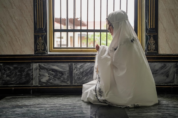 Mulheres muçulmanas rezando pelas bênçãos de Allah na mesquita em Ayutthaya