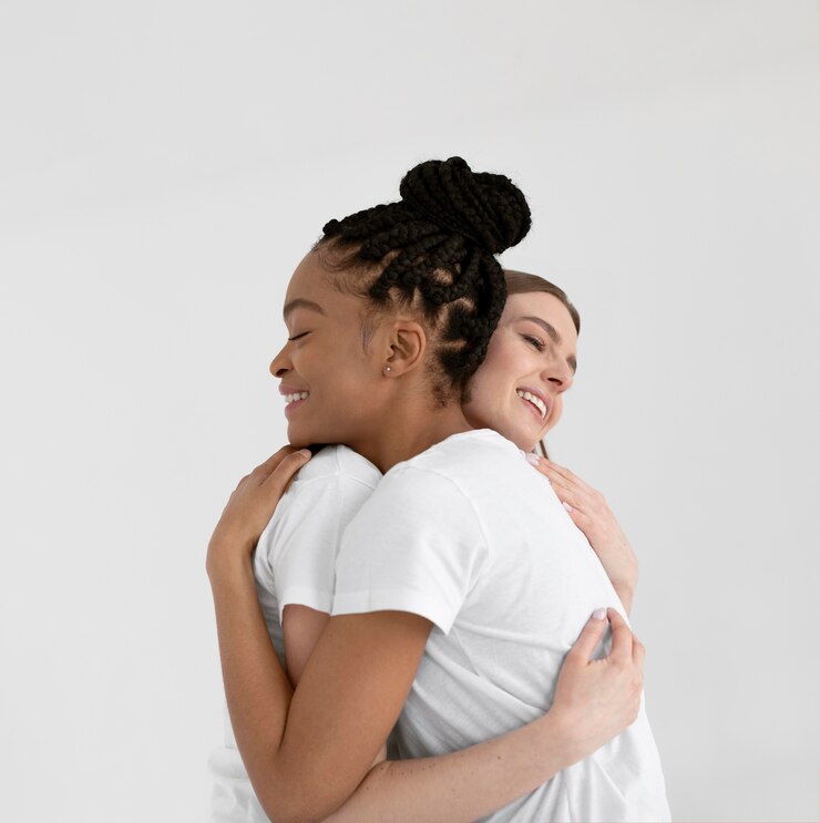 Foto mulheres multiculturais abraçando um tiro médio