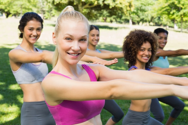 Mulheres multiétnica que se estendem no parque