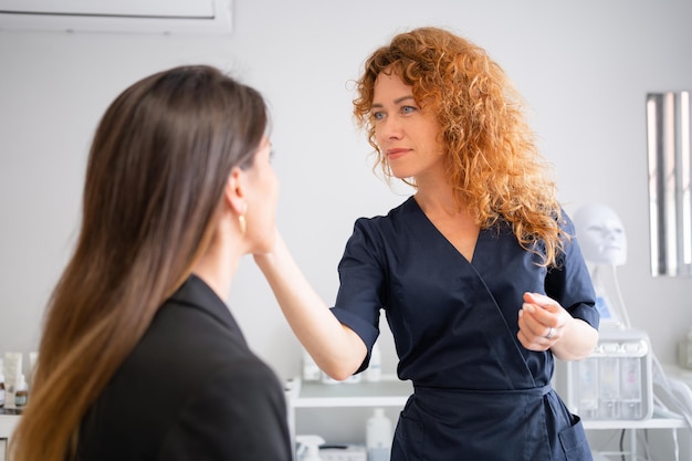 Foto mulheres na consulta na clínica de estética