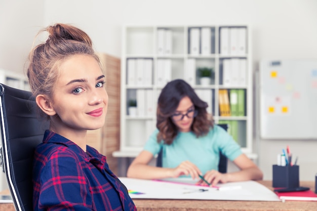 Mulheres na sala do escritório