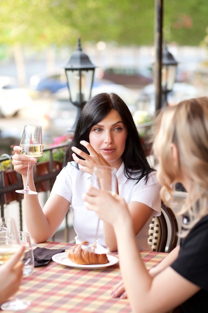 Mulheres no café tomando café e conversando. Conceito de comunicação e amizade.