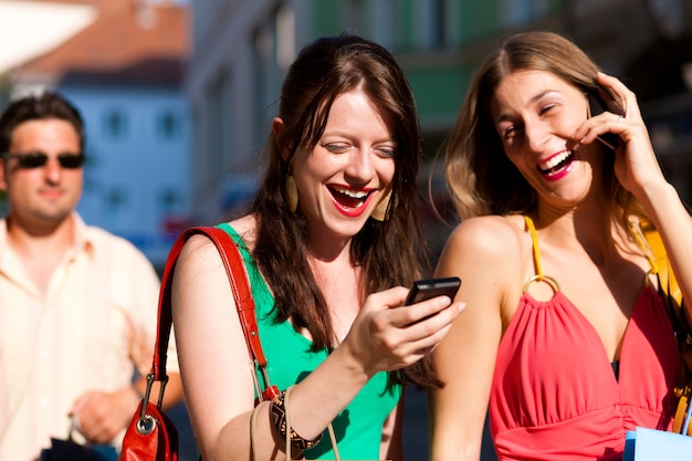 Mulheres no centro de compras com malas