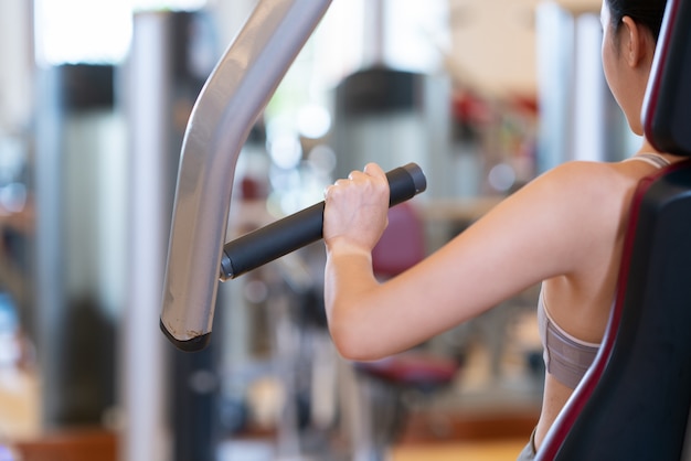 Mulheres no ginásio exercitar em uma máquina.