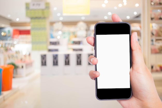 Mulheres no shopping usando telefone celular