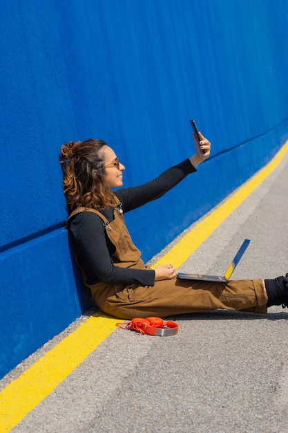 Mulheres óculos de sol computador fones de ouvido telefone de rua