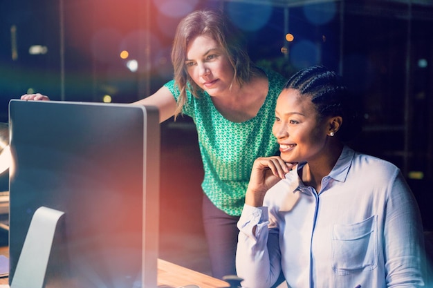 Mulheres olhando para o computador