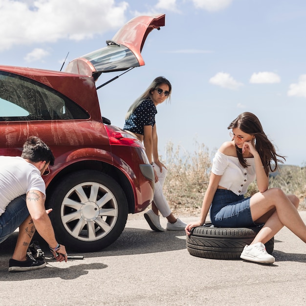 Foto mulheres, olhar, um, homem, mudança, a, roda carro, estrada