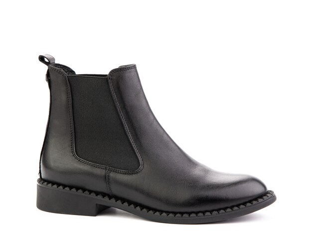 Mulheres outono chelses botas de couro preto isolado fundo branco vista lateral direita sapatos da moda