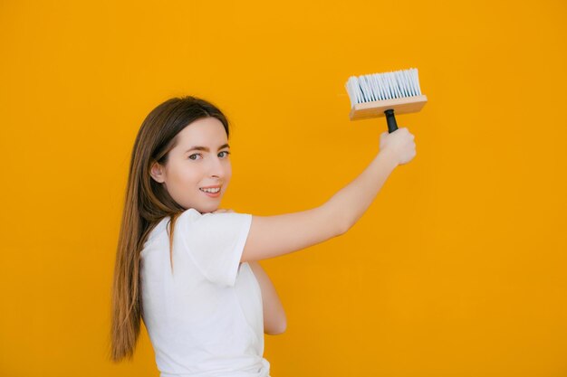 Mulheres pintoras no trabalho com o conceito de casa de pintor de parede de pintura de rolo