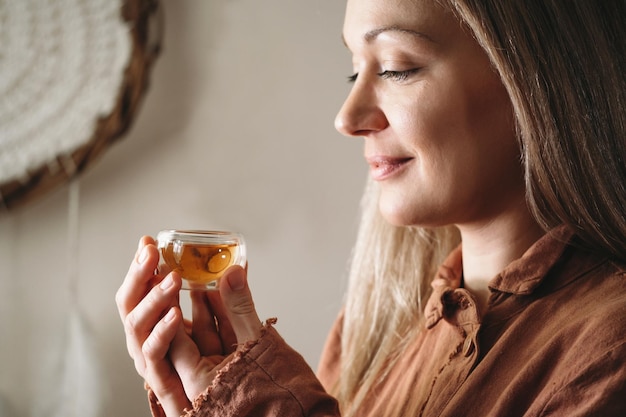 Mulheres preparando a cerimônia do chá no café em xícaras pequenas