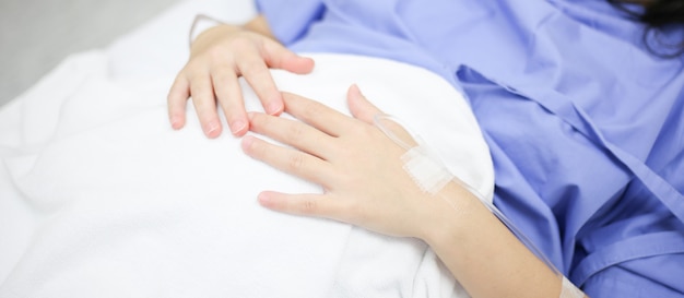 Foto mulheres prontas para dar à luz na cama no hospital