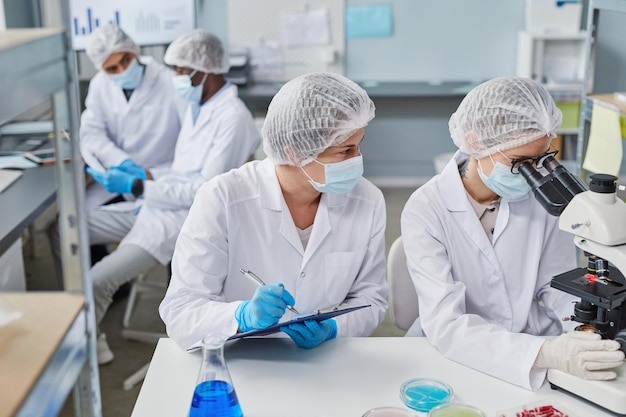 Mulheres que trabalham em equipe no laboratório